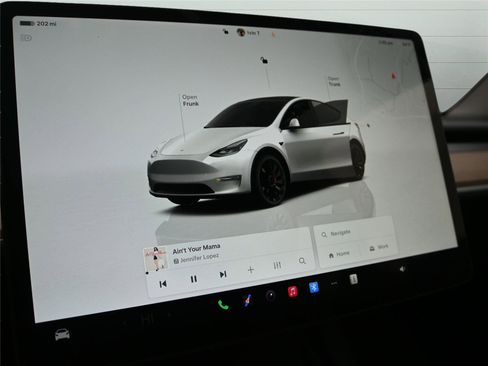 Used 2025 Tesla Model Y Performance image 3