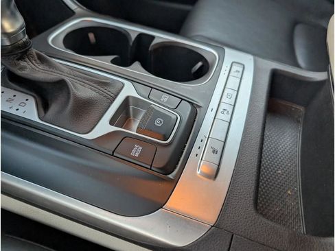 Used 2024 Kia Carnival LX image 21