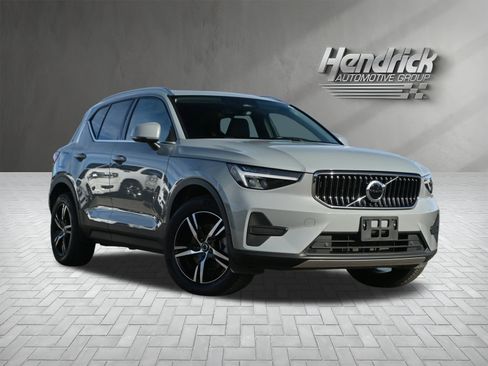 Used 2025 Volvo XC40 B5 Core image 2
