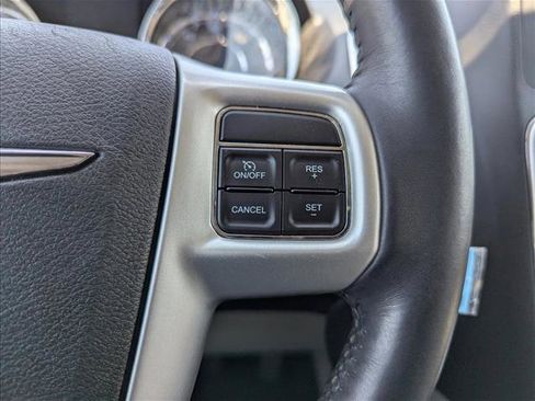 Used 2016 Chrysler Town & Country LX FWD image 14