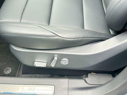 New 2026 Lincoln Nautilus Premier image 9