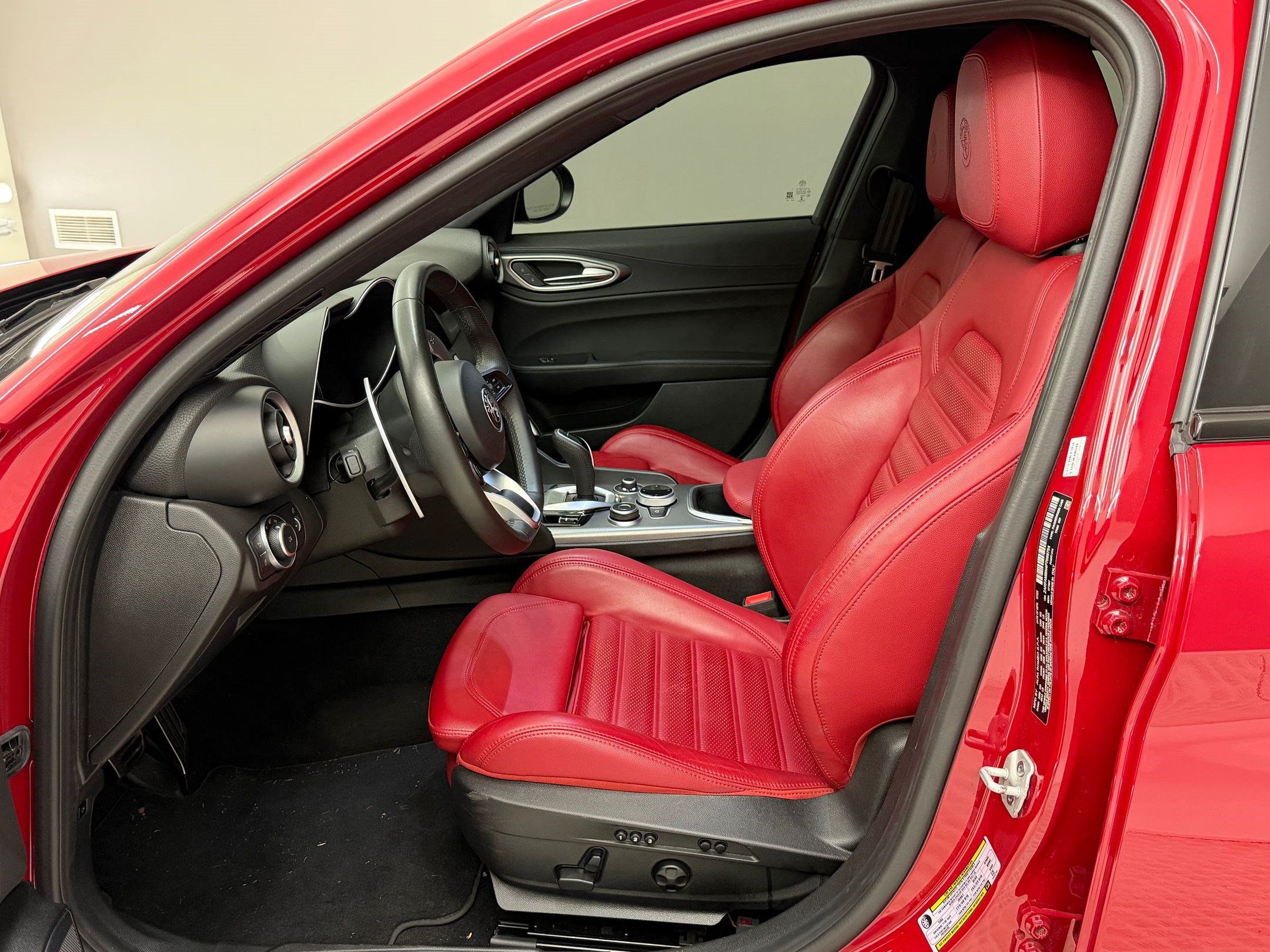 Used 2023 Alfa Romeo Giulia Veloce RWD image 5