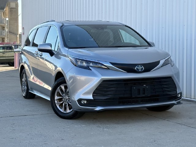 Certified 2025 Toyota Sienna XLE FWD image 2