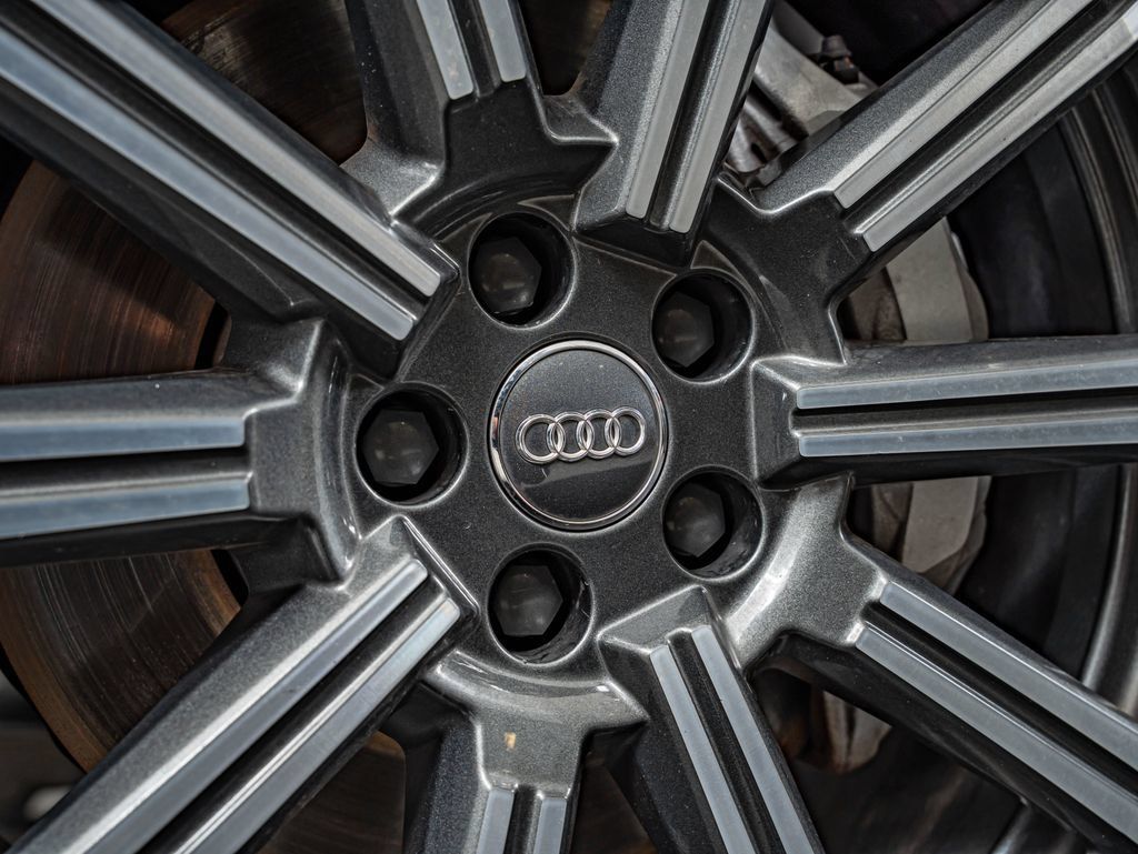 Used 2017 Audi Q7 3.0T Prestige AWD/4WD image 11