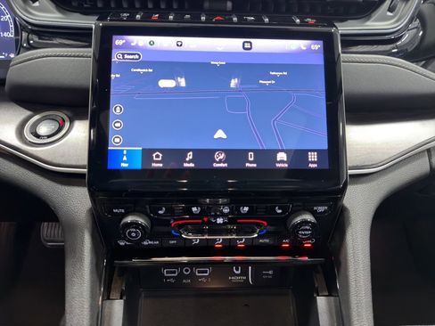 Used 2023 Jeep Grand Cherokee L Limited w/ Luxury Tech Group II AWD/4WD image 32