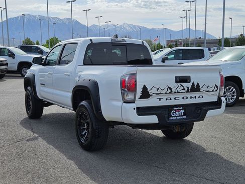Used 2021 Toyota Tacoma TRD Sport w/ TRD Premium Sport Package AWD/4WD image 5
