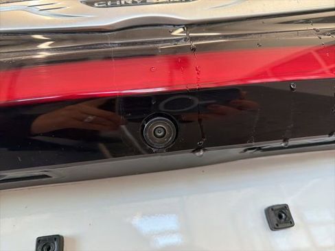 Used 2024 Chrysler Pacifica Touring-L image 7