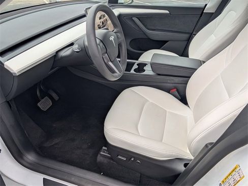 Used 2025 Tesla Model Y Long Range image 5