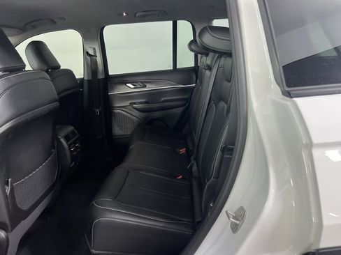 Used 2023 Jeep Grand Cherokee Limited image 27