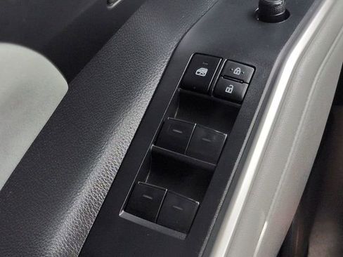 Used 2023 Toyota Highlander XLE FWD image 24