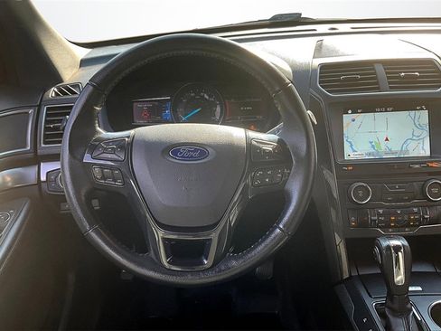 Used 2018 Ford Explorer XLT w/ XLT Technology Feature Bundle image 8