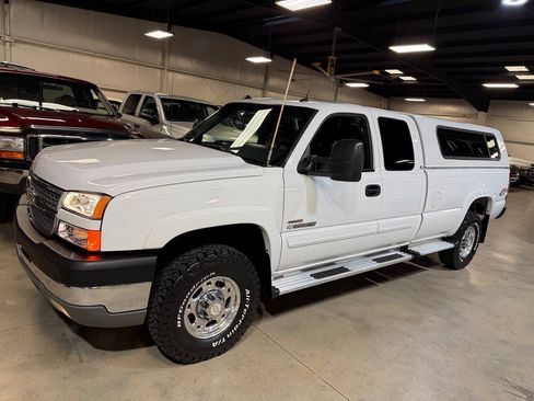 Used 2005 Chevrolet Silverado 2500 LT w/ Heavy-Duty Power Package AWD/4WD image 12