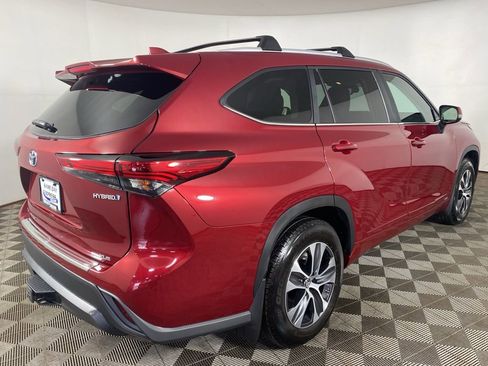 Used 2023 Toyota Highlander XLE AWD/4WD image 7