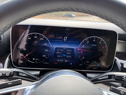 Used 2025 Mercedes-Benz GLC 300 4MATIC image 27