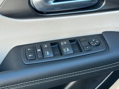 Used 2024 Chrysler Pacifica Touring-L image 11