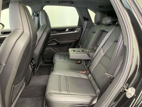 Used 2025 Porsche Cayenne Turbo AWD/4WD image 19