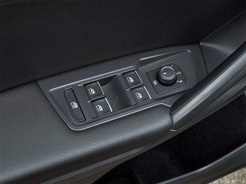 Certified 2021 Volkswagen Tiguan SE R-Line image 12