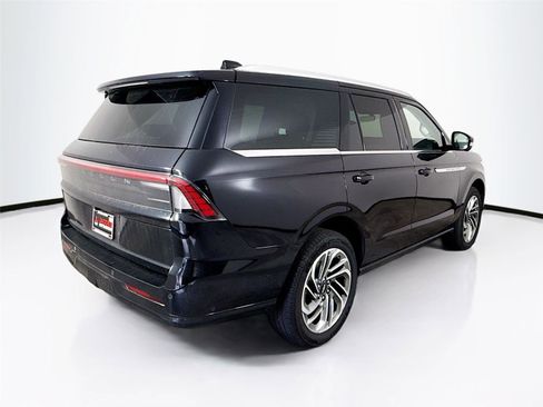 Used 2025 Lincoln Navigator Reserve image 13