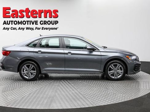 Used 2024 Volkswagen Jetta SE image 4