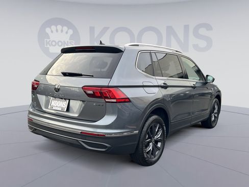 Used 2022 Volkswagen Tiguan SE w/ Panoramic Sunroof Package image 7