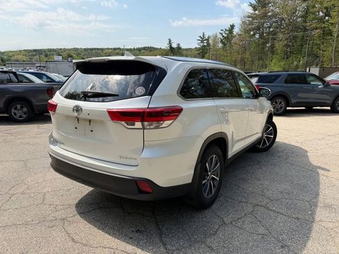 Used 2019 Toyota Highlander XLE AWD/4WD image 3