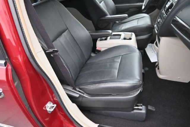 Used 2016 Chrysler Town & Country Touring w/ Driver Convenience Group FWD image 11