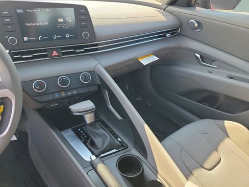 New 2026 Hyundai Elantra SE FWD image 7