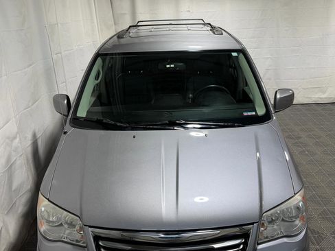 Used 2014 Chrysler Town & Country Touring FWD image 3