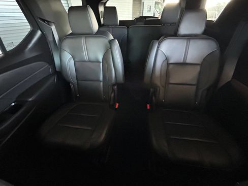 Used 2023 Chevrolet Traverse RS FWD image 13