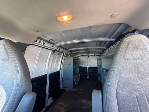 Used 2017 GMC Savana 3500 image 27