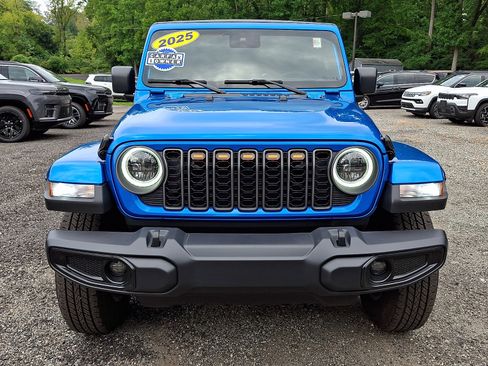 Used 2025 Jeep Gladiator Sport AWD/4WD image 2
