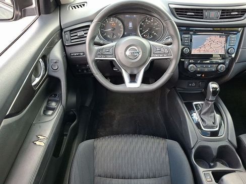 Used 2018 Nissan Rogue SV w/ Sun & Sound Touring Package AWD/4WD image 12