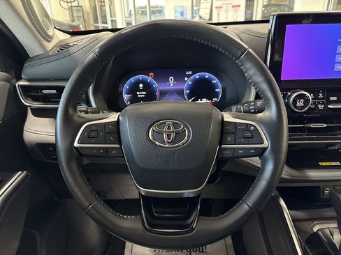 Used 2023 Toyota Highlander Limited image 14
