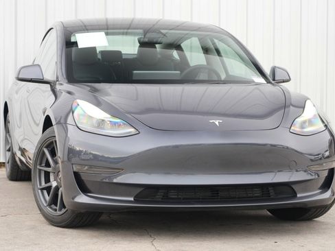 Used 2023 Tesla Model 3 Standard Range image 4