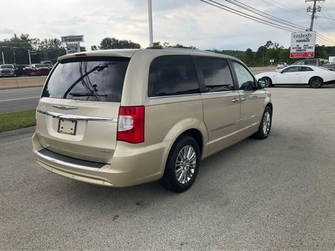 Used 2011 Chrysler Town & Country Limited FWD image 4