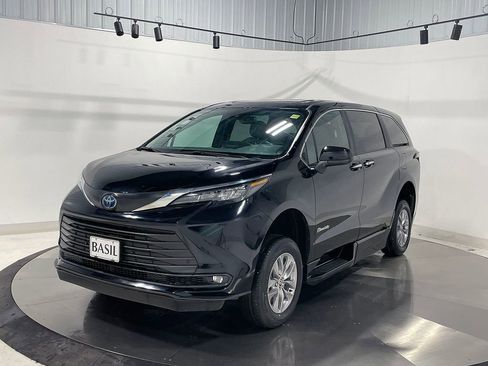 Used 2025 Toyota Sienna XLE FWD image 3