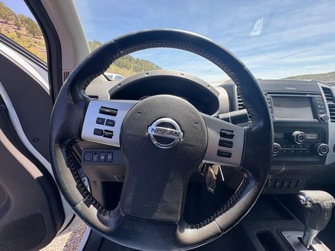 Used 2019 Nissan Frontier PRO-4X AWD/4WD image 2