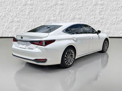 Used 2024 Lexus ES 300h w/ Technology Package FWD image 3