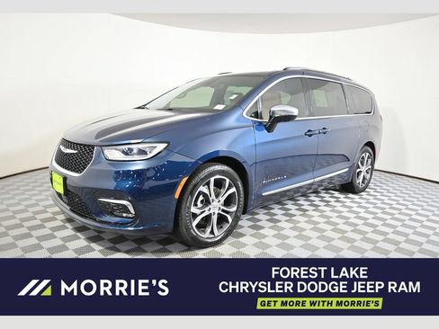 Used 2025 Chrysler Pacifica Pinnacle w/ Trailer Tow Group FWD image 1