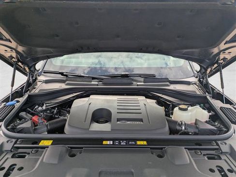 New 2025 Land Rover Range Rover Long Wheelbase SE image 17