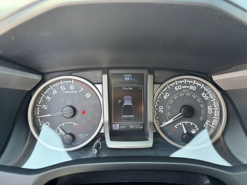 Used 2018 Toyota Tacoma SR5 AWD/4WD image 19