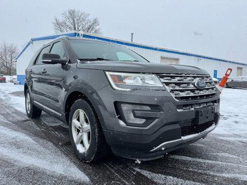 Used 2017 Ford Explorer XLT w/ Equipment Group 202A image 8