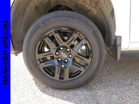 Used 2024 Chevrolet Silverado 1500 LT Trail Boss w/ Convenience Package II AWD/4WD image 11