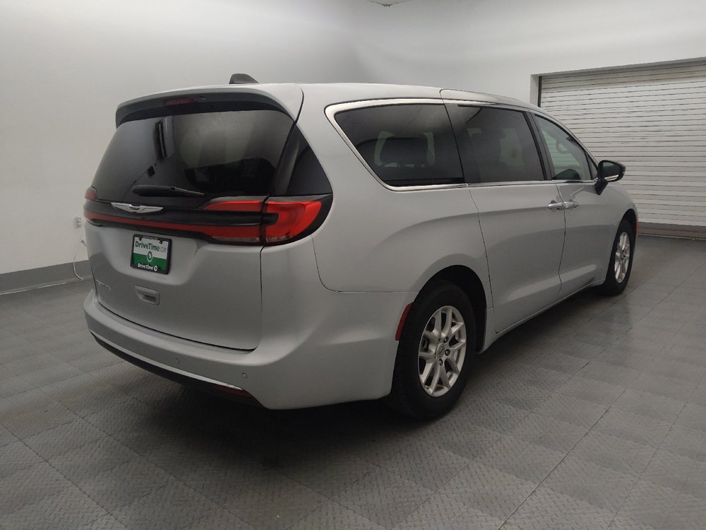 Used 2024 Chrysler Pacifica Touring-L FWD image 9