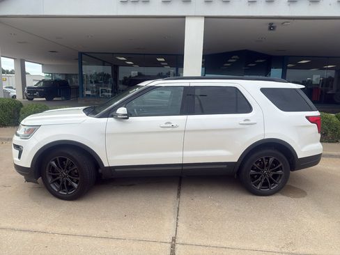 Used 2018 Ford Explorer XLT w/ XLT Appearance Package AWD/4WD image 9