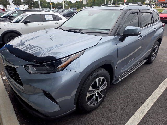 Used 2023 Toyota Highlander XLE FWD image 3