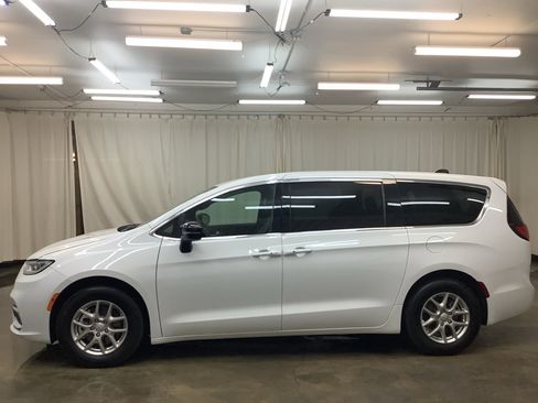 Used 2025 Chrysler Pacifica Select FWD image 10