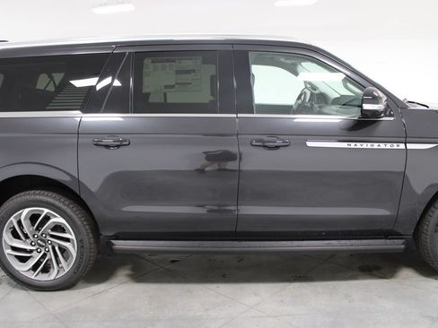 New 2027 Lincoln Navigator L Premier RWD image 10