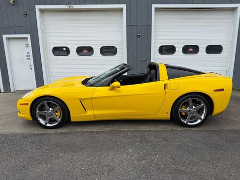 Used 2006 Chevrolet Corvette Coupe w/ Preferred Equipment Group RWD image 3