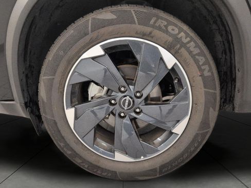 Used 2025 Nissan Rogue SV AWD/4WD image 3